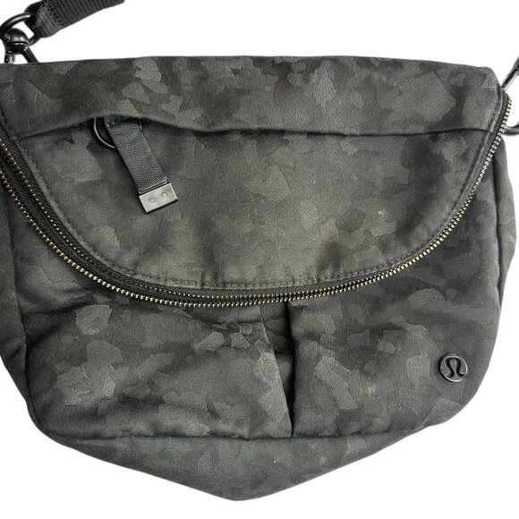 Lululemon Festival Crossbody Bag Purse.  Black. Speckled Camo Pattern Adjustable - Picture 1 of 10